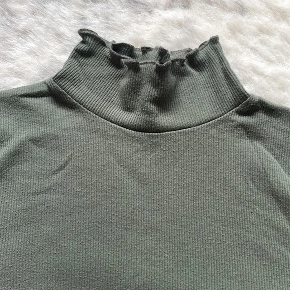 🔥4/$20 Hollister  Ruffle Turtleneck - Picture 5 of 12